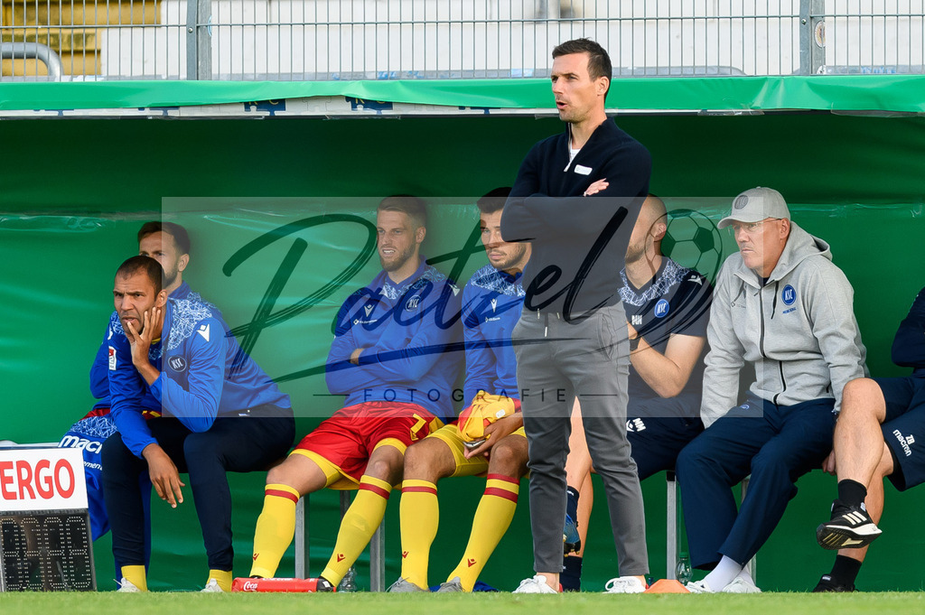 LOTKSC20210809_018 | Fussball, Herren: Trainer Christian Eichner (Karlsruher SC) schaut beim Spiel der 1. Runde im DFB-Pokal zwischen SF Lotte und Karlsruher SC im Stadion am Lotter Kreuz am 09.08.2021 in Lotte, Deutschland.DFB / DFL REGULATIONS PROHIBIT ANY USE OF PHOTOGRAPHS AS IMAGE SEQUENCES AND/OR QUASI-VIDEO. - Realisiert mit Pictrs.com