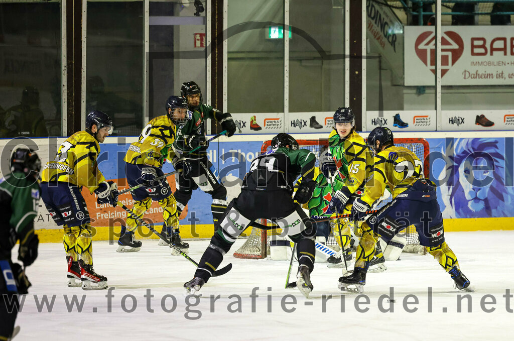 2022-12-16_052_TSV_Erding_gegen_EC_Pfaffenhofen | Erding, Deutschland, 16.12.2022:
Eishockey, Bayernliga 2022 / 2023, 21. Spieltag, TSV Erding gegen EC Pfaffenhofen, Endergebnis: 14:1

Thomas Plihal (Erding Gladiators, #39), Alex Ermakov (EC Pfaffenhofen, #15)

Foto: Christian Riedel / fotografie-riedel.net