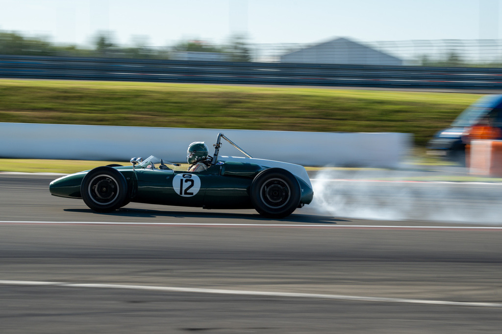 Belmot Oldtimer Grand Prix 2024 | 10.08.2024 Belmot Oldtimer Grand Prix 2024, Nürburgring,Deutschland, Bild: #12 Rudi Friedrichs im CooperT53 aus dem Jahr 1960, leichter Ölverlusst - Realisiert mit Pictrs.com
