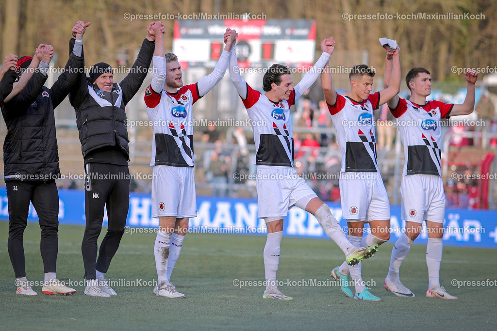 Koe3Liga27012402123 | 27.01.2024, Köln, Fußball, bwin 3. Liga Herren, Sportpark Höhenberg, 23. Spieltag, Saison 2023 2024, FC Viktoria Köln – SpVgg Unterhaching: Abschlussjubel nach dem 2:1 Sieg. Die Mannschaft steht glücklich auf dem Spielfeld und bedankt sich bei den Fans.. 
DFB regulations prohibit any use of photographs as image sequences and or quasi-video.