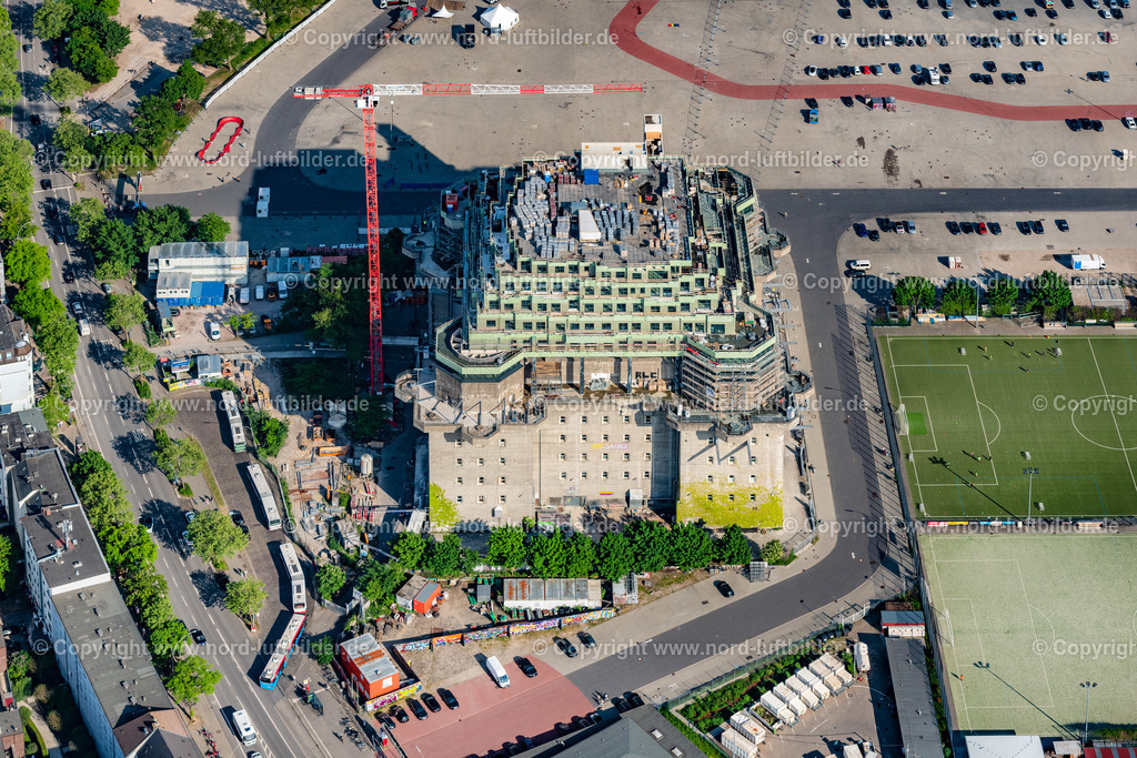 Hamburg_Heiligengeistfeld_Bunker_Baustelle_ELS_8536180522 | HAMBURG 18.05.2022 Baustelle zum Umbau und Neubau- Modernisierungsarbeiten am Bunker- Gebäudekomplex aus Beton und Stahl "Medienbunker" auch "Hamburger Flaktürme" oder "Energiebunker Wilhelmsburg" genannt an der Feldstraße im Ortsteil Sankt Pauli in Hamburg, Deutschland. Weiterführende Informationen bei: EHP Erste Hanseatische Projektmanagement GmbH,  Hansa Gerüstbau GmbH,  Hilldegarden e.V.,  Holsteiner Kabel- und Leitungsbau Willi Pohl GmbH &amp; Co. KG,  Ingenieurbau George Bähr GmbH,  PERI GmbH,  PERI GmbH Schalung Gerüst Engineering,  Veranstaltungs GbR Wolters/Jähnichen,  WOLFFKRAN International AG. // Construction site on Bunker building complex made of concrete and steel "Medienbunker" or "Hamburger Flaktuerme" on Feldstrasse in the district Sankt Pauli in Hamburg, Germany. Further information at: EHP Erste Hanseatische Projektmanagement GmbH,  Hansa Geruestbau GmbH,  Hilldegarden e.V.,  Holsteiner Kabel- und Leitungsbau Willi Pohl GmbH &amp; Co. KG,  Ingenieurbau George Baehr GmbH,  PERI GmbH,  PERI GmbH Schalung Geruest Engineering,  Veranstaltungs GbR Wolters/Jaehnichen,  WOLFFKRAN International AG. Foto: Martin Elsen