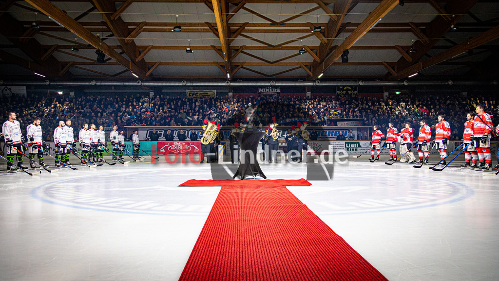 Spiel 1 Finale TSV Peißenberg Miners vs EHC Königsbrunn | Eishockey Bayernliga Playoffs 2023/2024, Spiel 1 Finale TSV Peißenberg Miners vs EHC Königsbrunn, 20240322,
Der Pokal!,
2024-03-22 in Peißenberg (Eisstadion)

Copyright: WolfgangxLindner