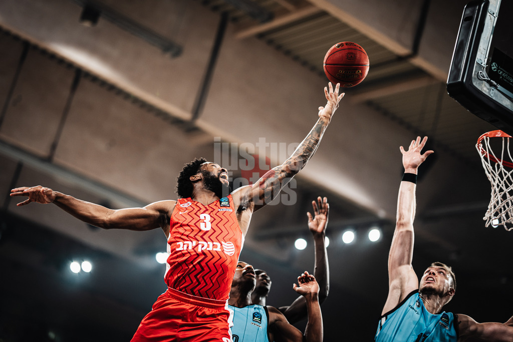 Basketball | Männer | Saison 2024/2025 | BKT EuroCup | Veolia Towers Hamburg vs. Hapoel Bank Yahav Jerusalem | 17.12.2024 | Khadeen Carrington (#3, Hapoel Jerusalem) beim Korbleger