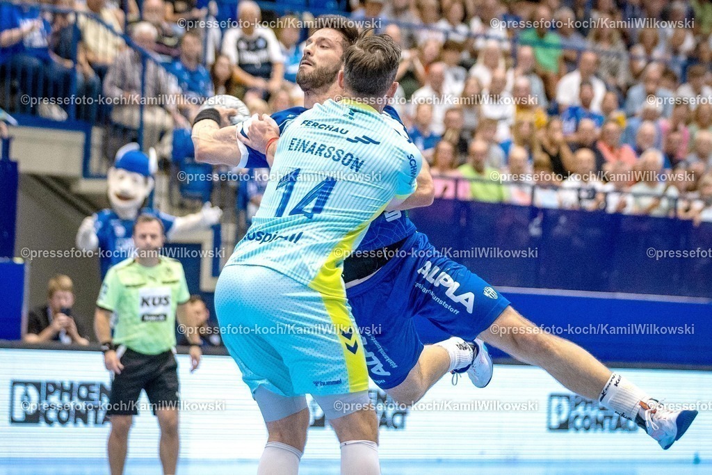 xKWIx07092501002 | 07.09.2025, xkwix, Handball, 1. Handball-Bundesliga, DAIKIN HBL 2025/26, TBV Lemgo Lippe - VfL Gummersbach, PHOENIX CONTACT Arena: Tim Suton (TVB Lemgo Lippe #23) im Zweikampf gegen Teitur Örn Einarsson (VfL Gummersbach #14)