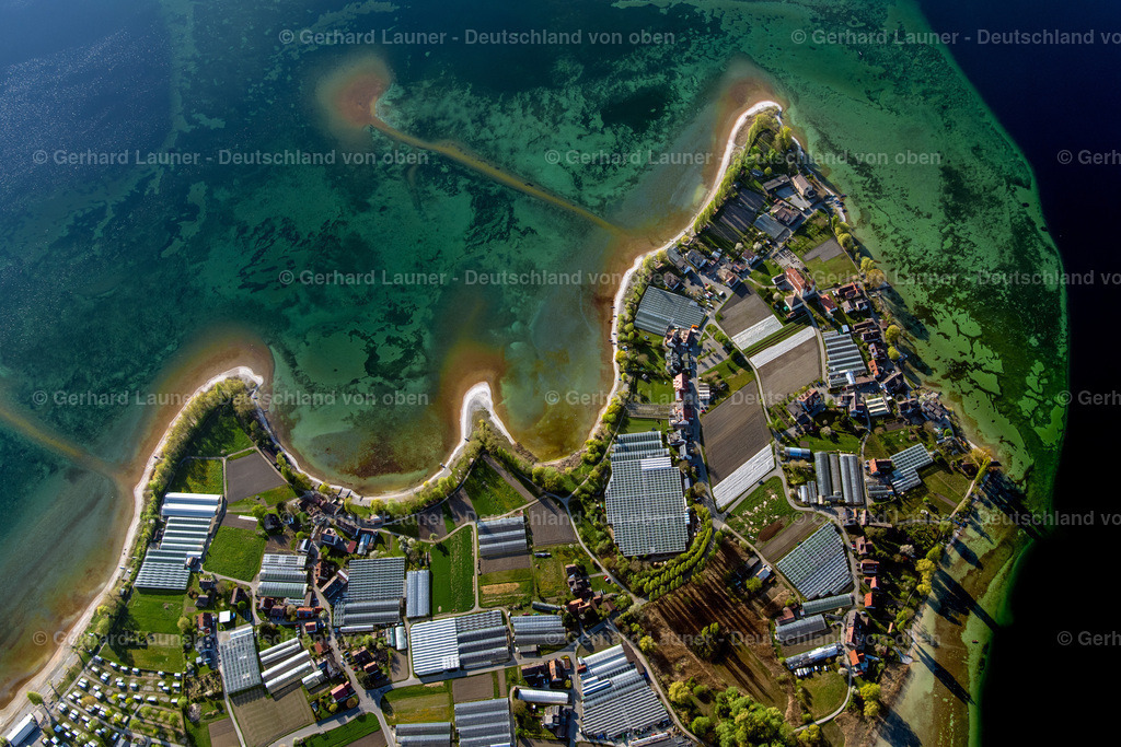 4024190 | REICHENAU 15.04.2020 Glasdach- Flächen in den Gewächshausreihen zur Pflanzenzucht und Landwirtschaft in Reichenau im Bundesland Baden-Württemberg, Deutschland. // Rows of greenhouses for growing plants and Landwirtschaft in Reichenau in the state Baden-Wuerttemberg, Germany. Foto: Gerhard Launer