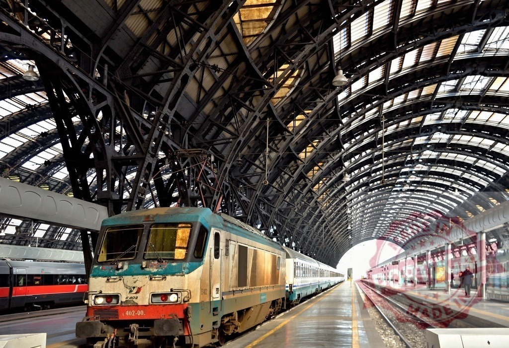 Train waiting at platform in Milan Central Station | Electric locomotive waiting for departure at a platform inside the Central train station in Milan - Realisiert mit Pictrs.com