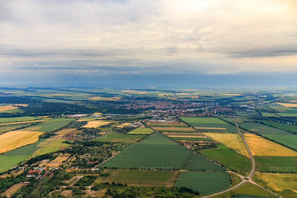 Luftbild: Ortsansicht aus Süden in Quedlinburg im Bundesland Sachsen-Anhalt in Deutschland. Foto: IMG_136362.jpg vom 16.06.2023 durch Werner Riehm/FLY-FOTO.de