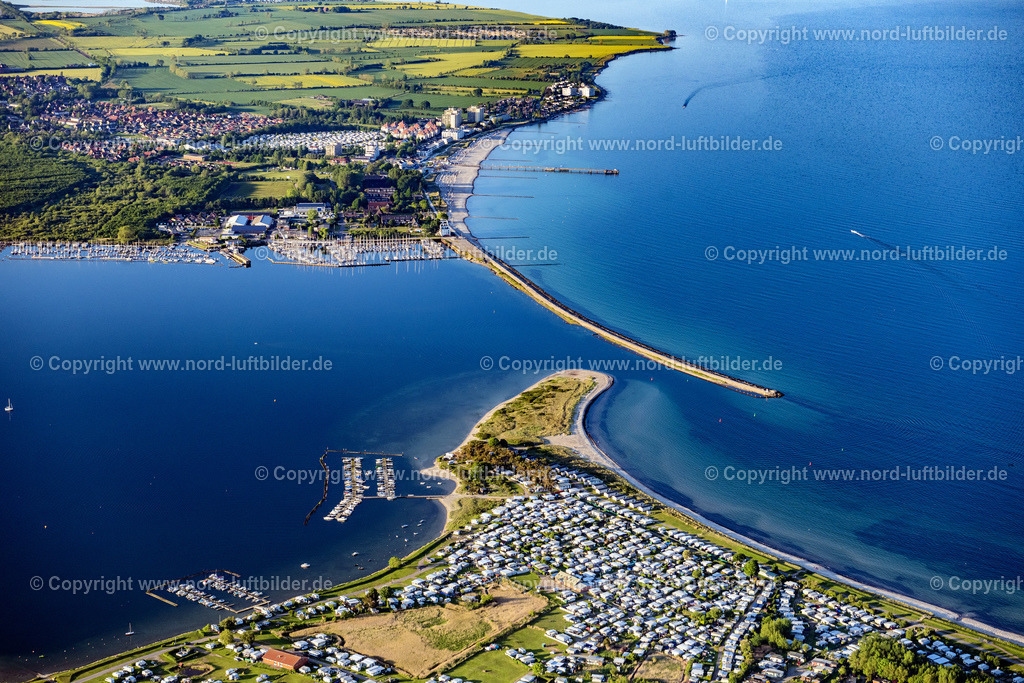 Grossenbrode_ELS_8764030622 | GROßENBRODE 03.06.2022 Yachthafen mit Sportboot- Anlegestellen und Bootsliegeplätzen auf der Halbinsel Wagrien am Uferbereich Großenbroder Binnensee in Großenbrode im Bundesland Schleswig-Holstein, Deutschland. // Pleasure boat marina with docks and moorings on the shore area Grossenbroder Binnensee in Grossenbrode in the state Schleswig-Holstein, Germany. Foto: Martin Elsen