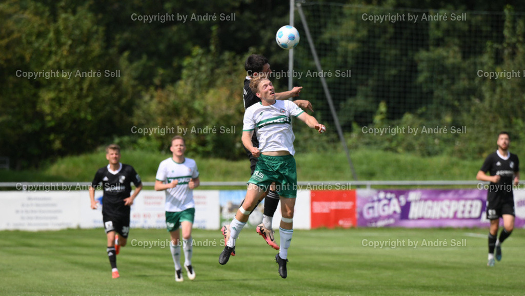 PSV Neumünster vs Heider SV | Paul Sachse (PSV #4) / Mika Kieselbach (Heide #9) - Fußball-Oberliga Männer 2024/2025 / PSV Neumünster vs Heider SV / PSV Stadion Platz A / Neumünster / 17.08.24 - Realisiert mit Pictrs.com