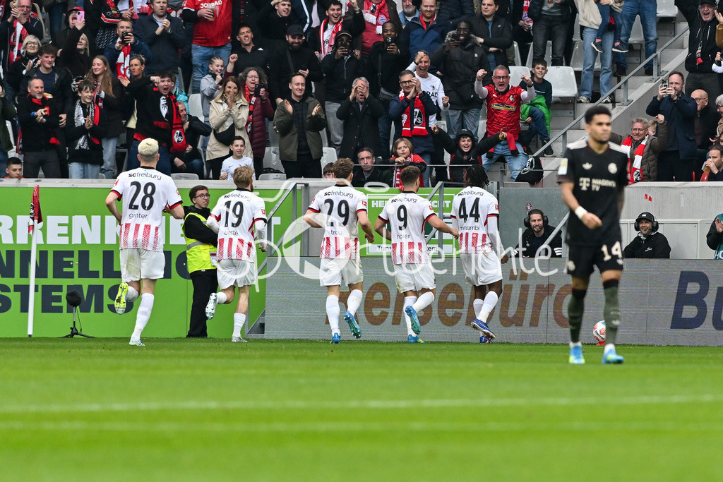 SC Freiburg - FC Bayern München | FREIBURG, GERMANY - 04. APRIL: Jubel der Freiburger nach dem Treffer zum 1-0 durch Johan MANZAMBI (SC Freiburg 44) / Tor / Torschuetze / Freude / Happy während dem Bundesligamatch zwischen dem SC Freiburg und dem FC Bayern München am 28. Spieltag im Europa-Park Stadion / DFL REGULATIONS PROHIBIT ANY USE OF PHOTOGRAPHS AS IMAGE SEQUENCES AND/OR QUASI-VIDEO