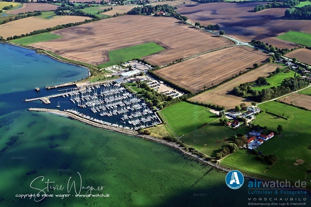 Luftbild Gelting Mole - Der Hafen bietet anspruchsvollen Seglern erstklassige Bedingungen | Der Hafen bietet anspruchsvollen Seglern erstklassige Bedingungen und Zugang zu idyllischen Inseln, Buchten und Häfen. Auf dem Gelände wurde 2017 ein neuer Wohnmobilstellplatz mit 31 Plätzen errichtet, der Seeblick, Stromanschlüsse und ausreichend Wasserstellen bietet. Informationen zu Bewertungen, Rezensionen oder der detaillierten Unternehmensgeschichte liegen nicht vor.