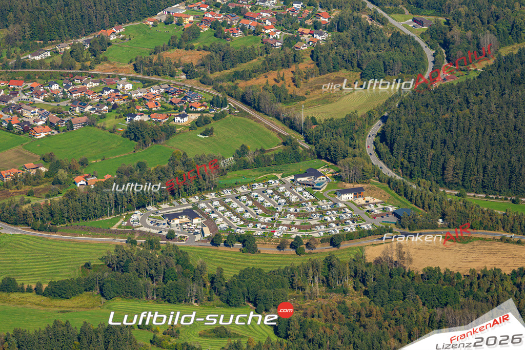Die Luftaufnahme Camping - Bodenmais wurde 2021 mittels Flugzeug (keine Drohne) erstellt. Hohe Auflösung -für große Poster und Wandbilder geeignet!