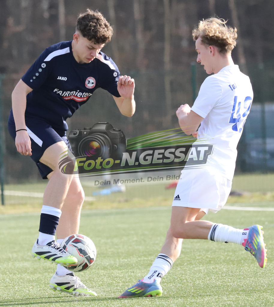 TuS Bruchmühlen - VfL Holsen | Auf dem Bild zu sehen: weiß TuS Bruchmühlen: Ben Joris Meyer ; schwarz VfL Holsen: Colin Wordelmann TuS Bruchmühlen, VfL Holsen, Saison 25/26, Kreisliga A, Deutschland - Realisiert mit Pictrs.com