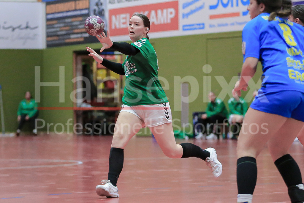 Handball, 2. Bundesliga Frauen, SV Werder Bremen - HC Leipzig | v.li.: Mathilda Häberle (SV Werder Bremen, 19) am Ball, Spielszene, Aktion, Action