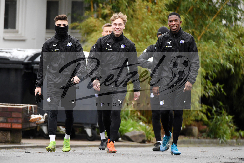 20200226_TRAOSN_0012 | Fussball, Herren: Marc Auge (VFL Osnabrueck U19), Jakob Duhme (VfL Osnabrueck U19) und Hakim Traore (VfL Osnabrueck U19) schauen waehrend der Trainingseinheit des VfL Osnabrueck im Sportpark Illoshoehe am 26.02.2020 in Osnabrueck, Deutschland. - Realisiert mit Pictrs.com