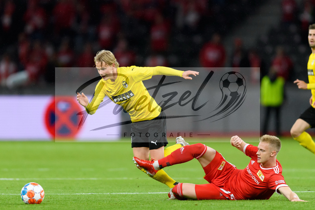 FCUKUO20210826_007 | Fussball, Herren: Urho Nissilae (Kuopion PS) und Timo Baumgartl (1.FC Union Berlin) im Zweikampf beim Spiel der UEFA Conference League zwischen 1. FC Union Berlin und Kuopion PS im Olympiastadion am 26.08.2021 in Berlin, Deutschland. - Realisiert mit Pictrs.com
