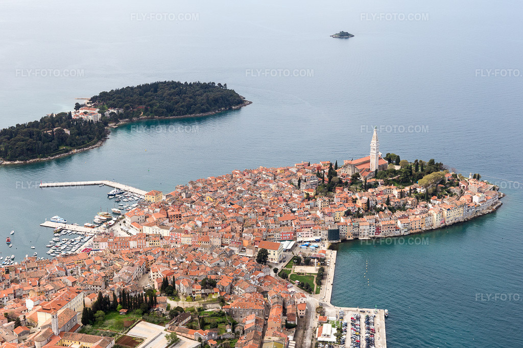 Aerial view: View of the town in Rovinj in the state Gespanschaft Istrien, Croatia. – Photo: IMG_105976.jpg taken on 04/13/2018 by Werner Riehm/FLY-FOTO.com – Resolution of the original: 5472 x 3648 px