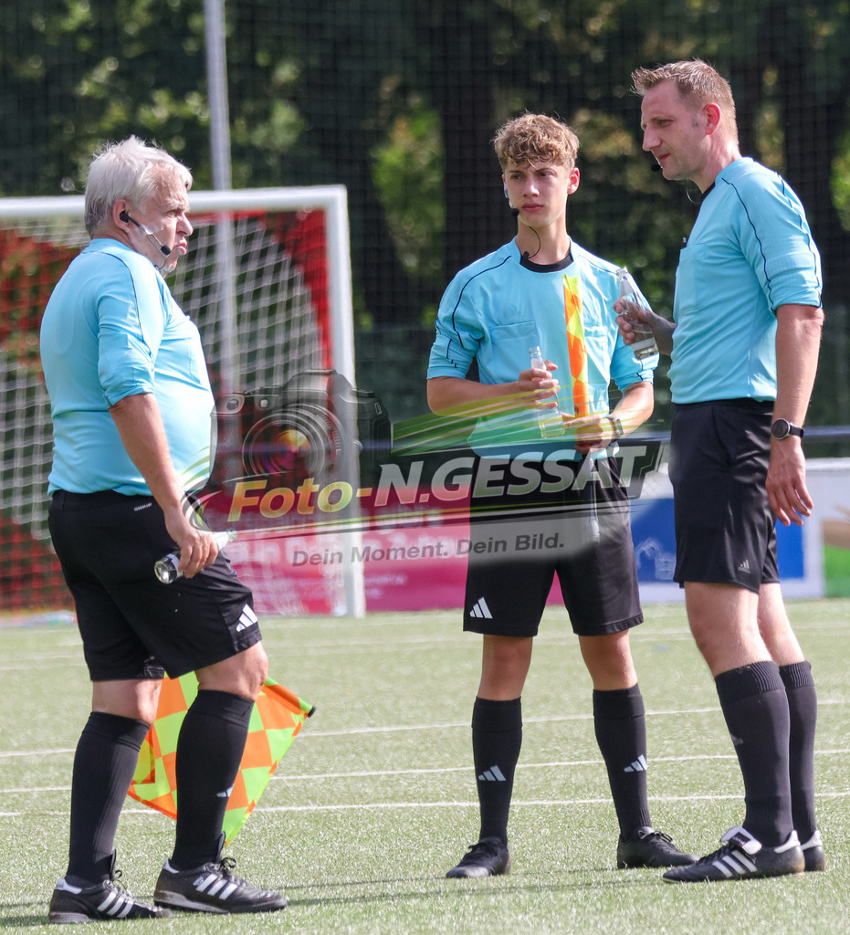 FC RW Kirchlengern - SuS Bad Westernkotten | Auf dem Bild zu sehen: SchiedsrichtergespannFC RW Kirchlengern, SuS Bad Westernkotten, Saison 26/27, Westfalenliga, Kirchlengern, Deutschland - Realisiert mit Pictrs.com