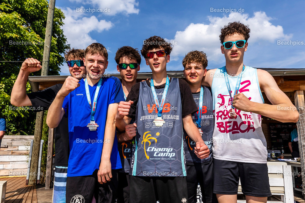 2025-200076296-Jugend-Beach-Serie-Turnier | Pinar Atalay, Bundeskanzler Friedrich Merz 31.05.2025; Berlin Foto: Gerold Rebsch - www.beachpics.de