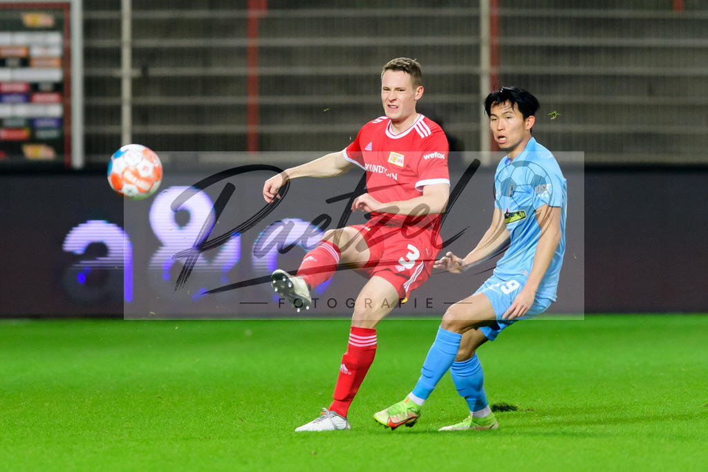 FCUFRE20211215_012 | Fussball, Herren: Paul Jaeckel (1. FC Union Berlin) und Woo-yeong Jeong (SC Freiburg) im Zweikampf bei dem Spiel der 1. Bundesliga zwischen 1. FC Union Berlin und SC Freiburg im Stadion An der Alten Foersterei am 15.12.2021 in Berlin, Deutschland.DFB / DFL REGULATIONS PROHIBIT ANY USE OF PHOTOGRAPHS AS IMAGE SEQUENCES AND/OR QUASI-VIDEO. - Realisiert mit Pictrs.com