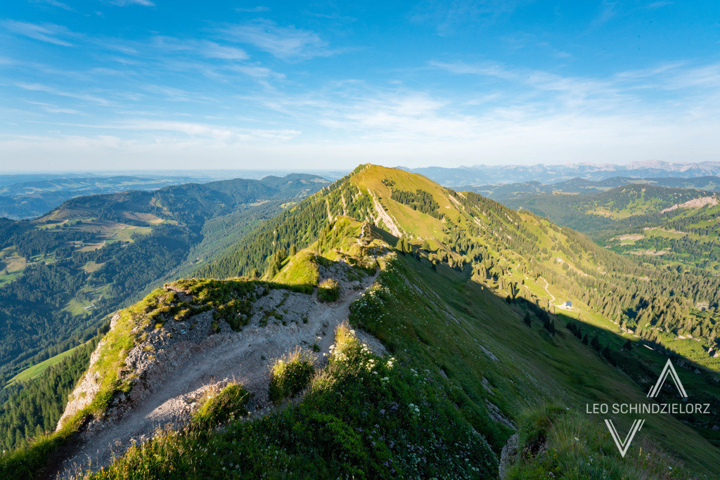 Fotografie_Leo_Schindzielorz_DE_Sommer_Allgaeu_Hochgrat_20220718_A7R01439_org | Atmosphärische Landschaftsbilder & Drohnenaufnahmen aus dem Allgäu, Tirol, Südtirol & der Schweiz – ideal für Leinwanddrucke & zur stilvollen Raumgestaltung. - Realisiert mit Pictrs.com