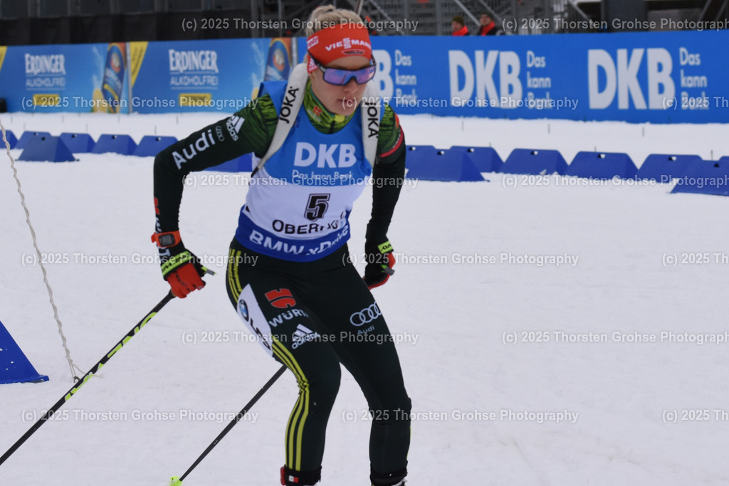 IBU WC Biathlon Oberhof 2018 | HAMMERSCHMIDT Maren (GER) beim Start; IBU WC Biathlon Oberhof 2018, 7.5 km Sprint Frauen am 04.01.2018 in der DKB Ski Arena in Oberhof, (Deutschland) - Realisiert mit Pictrs.com