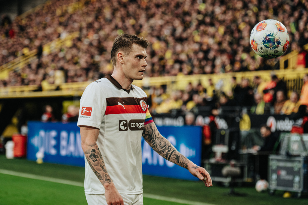 FCS07424 | Der offizielle Shop für FC St. Pauli Fotos. Wähle aus Spielszenen & Fanmomenten dein FCSP Wunschformat. Wir liefern Millerntor-Atmosphäre.