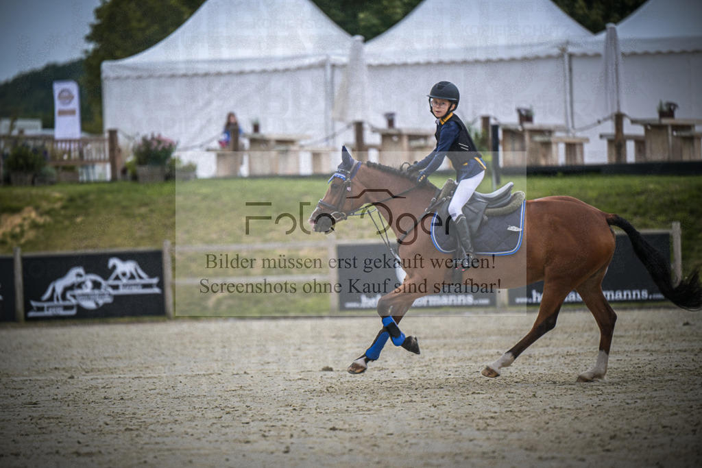 DOS_0691 | Entdecke hochwertige Reitturnierfotos von Foto Oger. Professionell, emotional und authentisch – jetzt Lieblingsmomente im Shop bestellen.Deutschlandweite Turnierfotografie. - Realisiert mit Pictrs.com