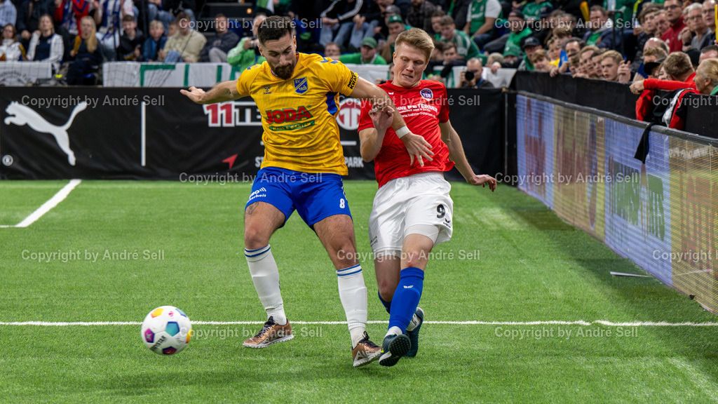 SHFV Lotto Masters 2024 | 20240113_8961, 13.01.2024, SHFV Lotto Masters 2024, Halbfinale 1, SV Todesfelde (gelb) vs. TSB Flensburg (blau), Rafael Krause (Todesfelde #8) / Nicholas Holtze (TSB #9) - Realisiert mit Pictrs.com