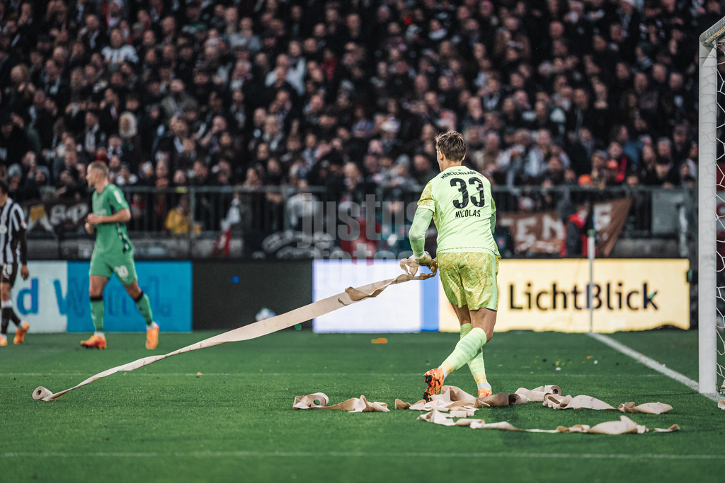 Fußball | Männer | Saison 2025/2026  | Fußball-Bundesliga | 09. Spieltag | FC St. Pauli vs. Borussia Mönchengladbach | 01.11.2025 | Klopapierrollen werden auf das Feld vor das Tor von Moritz Nicolas (#33, Borussia Mönchengladbach) geworfen