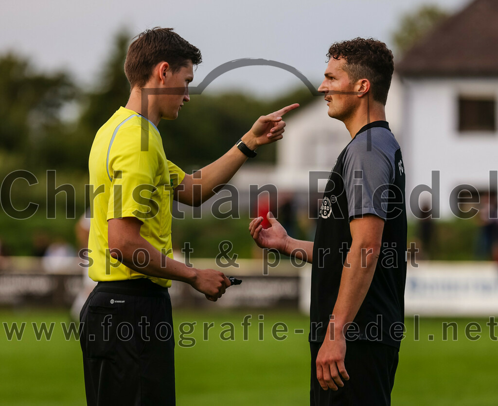 2023-08-08_064_FC_Moosinning_gegen_FC_Langengeisling | Moosinning, Deutschland, 08.08.2023:
Fußball, Bezirksliga Oberbayern Ost 2023 / 2024, 3. Spieltag, FC Moosinning gegen FC Langengeisling, Endergebnis: 0:4

Schiedsrichter Johannes Wagner, Michael Faltlhauser (FC Langengeisling, #3)

Foto: Christian Riedel / fotografie-riedel.net