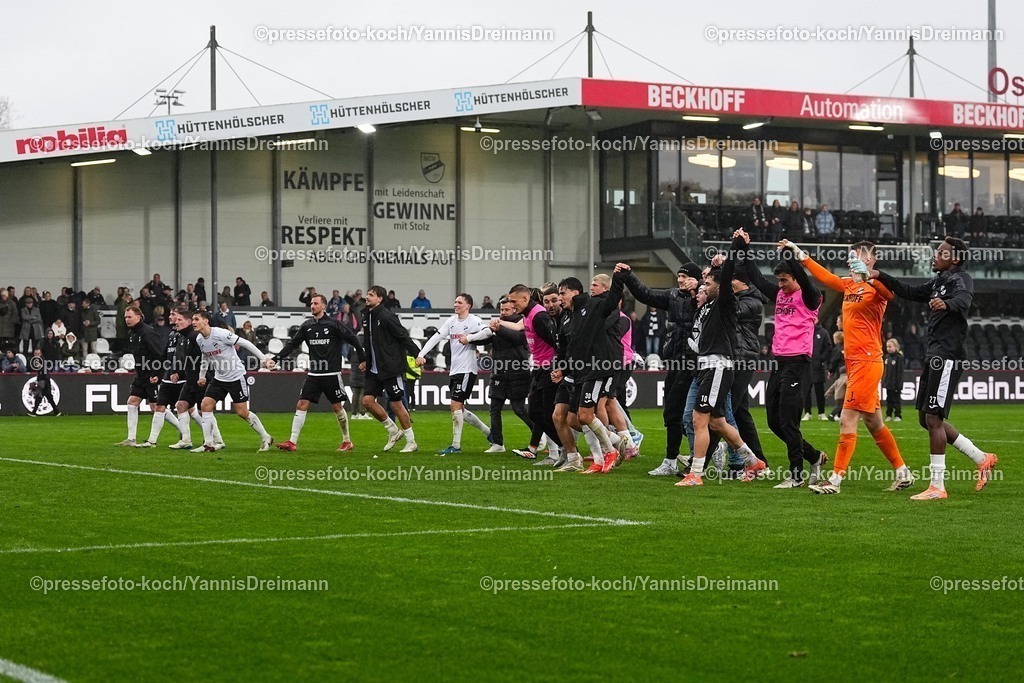 xYDRx25102501078 | 25.10.2025, xydrx, Fußball, 3.Liga, SC Verl - SSV Ulm 1846, Saison 2025 2026, Sportclub Arena: Die Spieler vom SC Verl feiern den 5:0 Sieg  DFB regulations prohibit any use of photographs as image sequences and or quasi-video.
