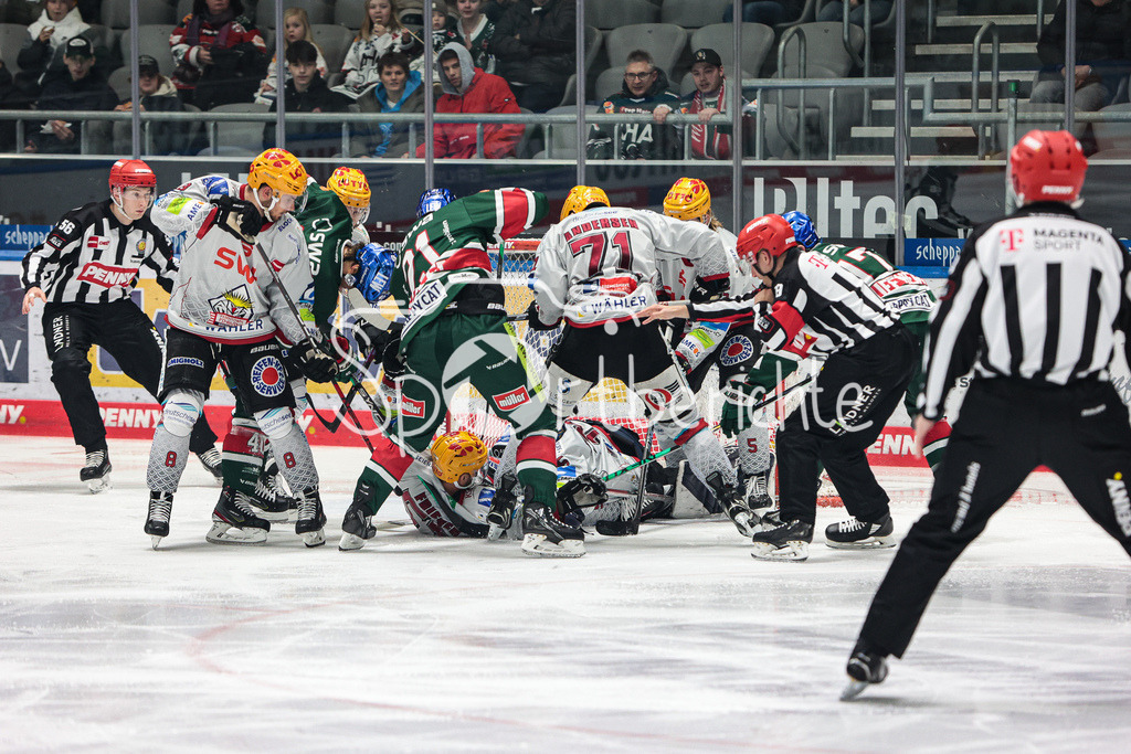 Augsburger Panther - Fischtown Pinguins Bremerhaven | Dicke Luft vor Niklas Stefan SVEDBERG (BHV #35)