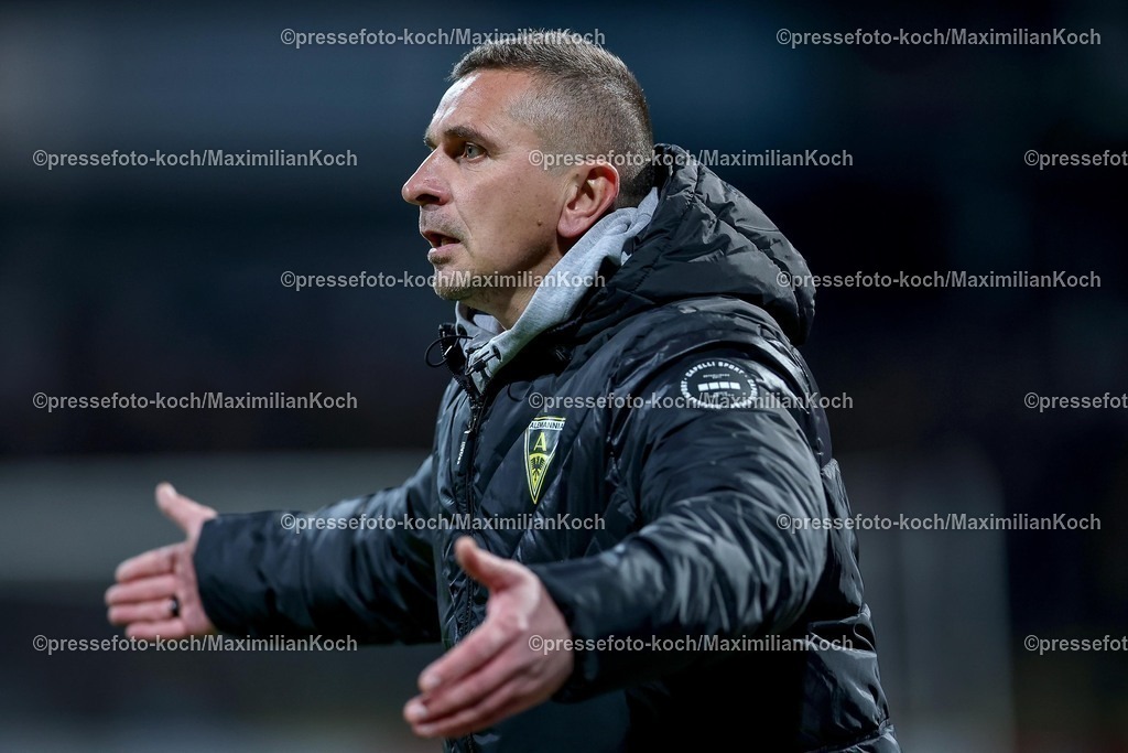 FKo26022601028 | 26.02.2026, Fußball, Landespokal Mittelrhein, SC Fortuna Köln - TSV Alemannia Aachen, Südstadion, Viertelfinale Bitburger-Pokal, Saison 2025 2026: Cheftrainer Mersad Selimbegovic  (Alemannia Aachen #hc) gestikulierend am Spielfeldrand   DFB regulations prohibit any use of photographs as image sequences and or quasi-video.