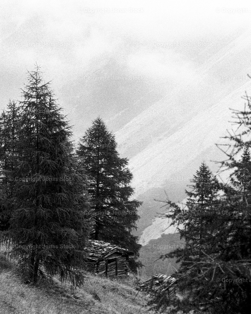 Stubai Hut b/w | I found a little Hut in the Stubaier Alps.  - Realisiert mit Pictrs.com