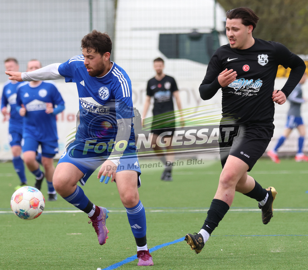 SV Enger-Westerenger - TSV Löhne | Auf dem Bild zu sehen: blau SV Enger-Westerenger: Taha Baroude ; schwarz TSV Löhne: Kursad Yurdakul SV Enger-Westerenger, TSV Löhne, Saison 25/26, Kreisliga A, Enger, Deutschland - Realisiert mit Pictrs.com