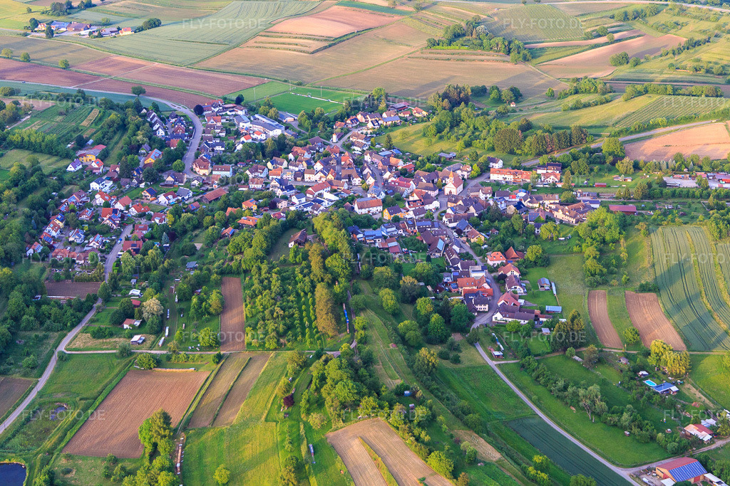 Luftbild: Dorfansicht von Westen im Ortsteil Ettenheimweiler in Ettenheim im Bundesland Baden-Württemberg in Deutschland. Foto: IMG_147477.jpg vom 29.05.2025 durch Werner Riehm/FLY-FOTO.de