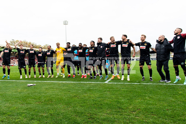 20241102_NSZ_6395 | Jubel bei den Siegern nach dem SpielDEU, Düsseldorf, 02.11.2024 Fußball, Regionalliga West, Saison 2024/2025, 14. Spieltag, Fortuna Düsseldorf U23 - SC Fortuna Köln - Realisiert mit Pictrs.com