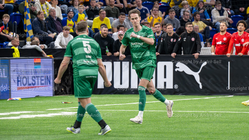 SHFV Lotto Masters 2024 | 20240113_8361, 13.01.2024, SHFV Lotto Masters 2024, Gruppe B, FC Kilia Kiel (rot) vs. PSV Neumünster (grün), Marc-Oliver Timm (PSV #5) &amp; Jesper Tiedemann (PSV #11) bejubeln das 1-3 für den PSV - Realisiert mit Pictrs.com