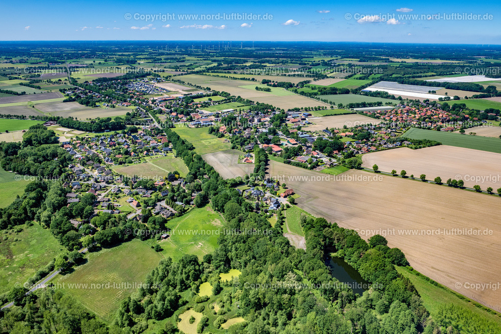 Bargstedt_ELS_7286030622 | BARGSTEDT 03.06.2022 Ortsansicht der Straßen und Häuser der Wohngebiete in Bargstedt im Bundesland Niedersachsen, Deutschland. Weiterführende Informationen bei: Samtgemeinde Harsefeld. // Town View of the streets and houses of the residential areas in Bargstedt in the state Lower Saxony, Germany. Further information at: Samtgemeinde Harsefeld. Foto: Martin Elsen