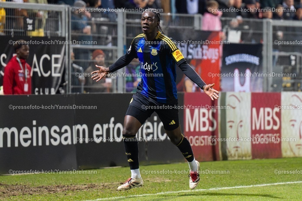 xYDR2802250101025 | 28.02.2025, xydrx, Fußball, Viktoria Köln - 1.FC Saarbrücken, 3.Liga, Sportpark Höhenberg, Saison 2024 2025: Elijah Krahn (1.FC Saarbrücken #5) jubelnd nach seinem Tor zum 0:1. DFB regulations prohibit any use of photographs as image sequences and or quasi-video.