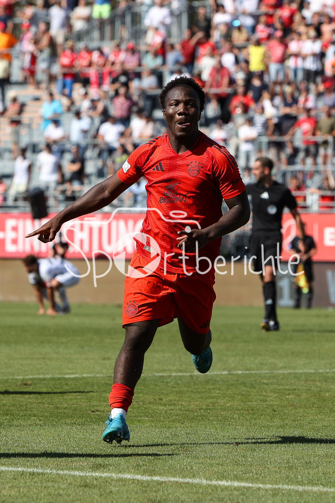 FC Würzburger Kickers - FC Bayern Amateure | Jubel nach dem Treffer zum 1-2 durch Nestory IRANKUNDA (FC Bayern München II #7) / Freude / Happy / Flick Flack / Salto / Regionalliga Bayern: FC Würzburger Kickers - FC Bayern München II, AKON Arena am 24.08.2024