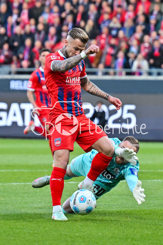 1. FC Heidenheim - SV Elversberg 07 | Im duell Niklas DORSCH (Heidenheim 39) und Nicolas KRISTOF (SV Elversberg 20) / Zweikampf / Relegation Bundesliga: 1. FC Heidenheim - SV Elversberg 07, Voith-Arena am 22.05.2025 / DFL REGULATIONS PROHIBIT ANY USE OF PHOTOGRAPHS AS IMAGE SEQUENCES AND/OR QUASI-VIDEO / BLD / ZDF