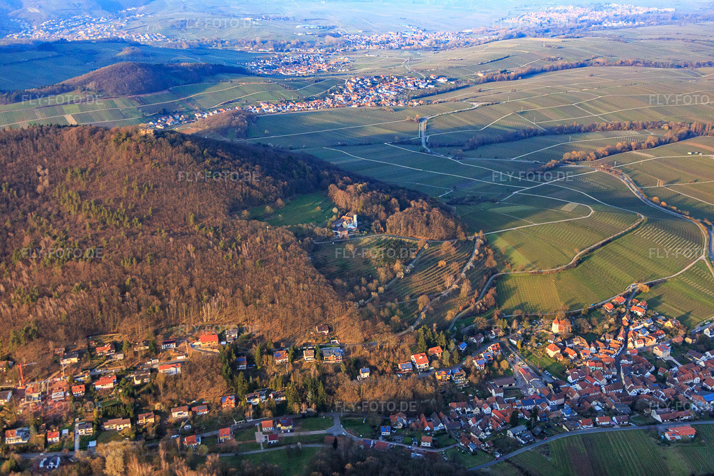 Luftbild: Trifelsstr im Birnbachtal von Südwesten im Abendlicht in Leinsweiler im Bundesland Rheinland-Pfalz in Deutschland. Foto: IMG_086824.jpg vom 26.03.2016 durch Werner Riehm/FLY-FOTO.de