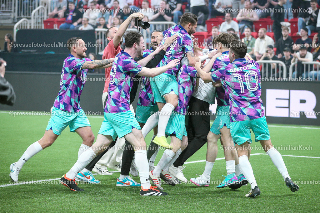 DueBL08042403006 | 08.04.2024, Düsseldorf, Fußball, Baller League, PSD Bank Dome, Final Four, Finale Calcio Berlin - Streets United: Streets United wird Baller League Champion, Die Mannschaft steht jubelnd auf dem Spielfeld