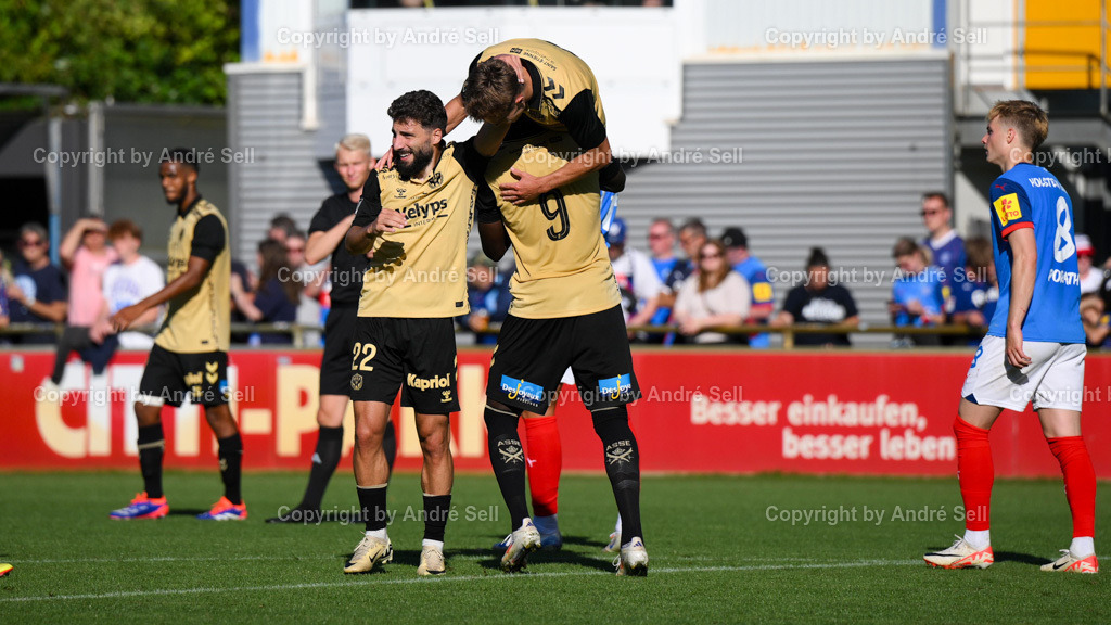 Holstein Kiel vs AS Saint-Etienne | Während Zuriko Davitashvili (Etienne #22) &amp; Ibrahim Sissoko (Etienne #9) den Torschützen zum 1-2 Ben Old (Etienne #11) hochleben lassen, ist Finn Porath (Kiel #8) bedientTestspiel: Holstein Kiel vs AS Saint-Etienne / Citti Fussball Park - Projensdorf / Kiel / 10.08.24 - Realisiert mit Pictrs.com