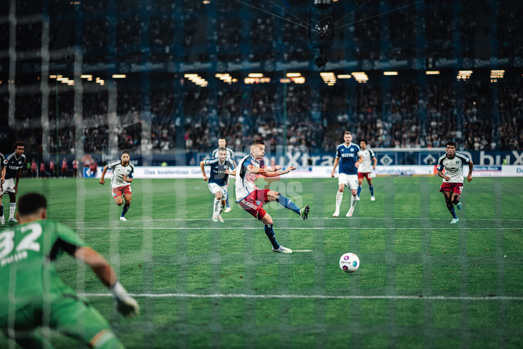 Fußball | Männer | Saison 2023/2024 | 2. Fußball-Bundesliga | 1. Spieltag | Hamburger SV vs. FC Schalke 04 | 28.07.2023 | Laszlo Benes (#8, HSV) verwandelt einen Elfmeter zum Tor