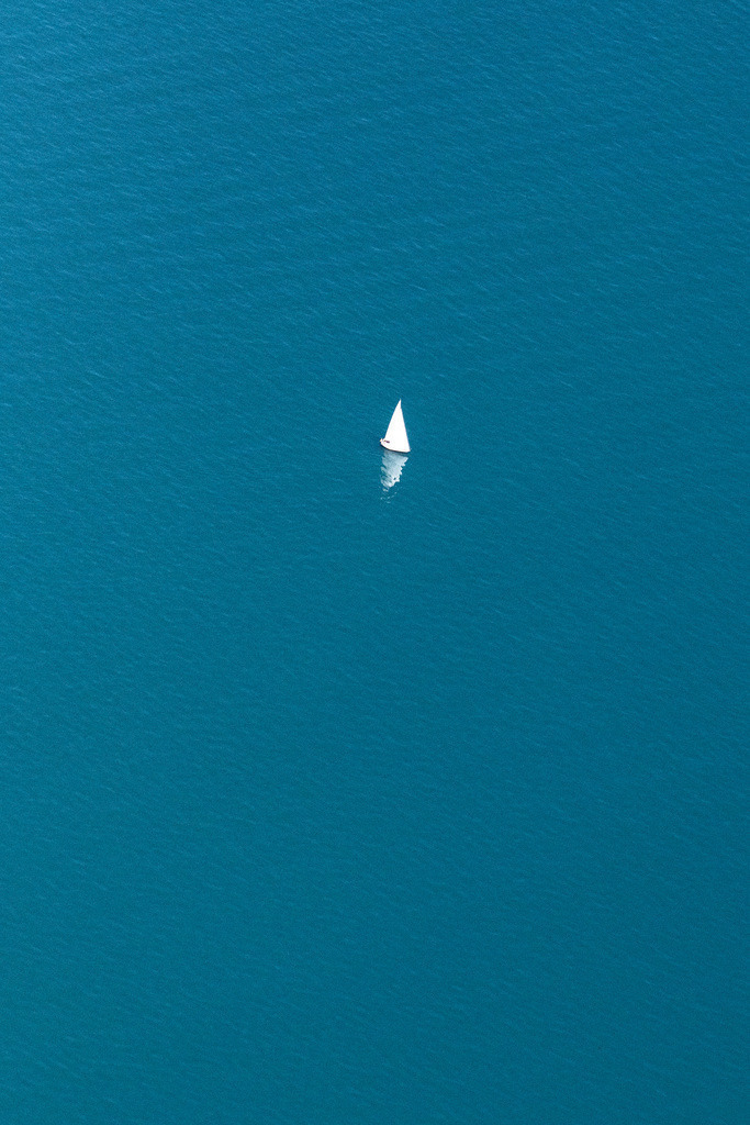 dr__0059123.jpg | LINDAU (BODENSEE) 20.08.2020 Segelschiff mit weißen Segeln in Fahrt auf dem Bodensee in Lindau (Bodensee) im Bundesland Bayern, Deutschland. // Sailboat under way on Bodensee in Lindau (Bodensee) in the state Bavaria, Germany. Foto: Daniel Reiter
