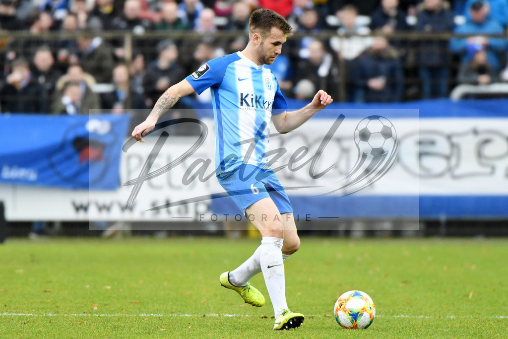 20200201_MEPCHE_0039 | Fußball, Herren: Marco Komenda (SV Meppen) in Aktion, am Ball, Einzelaktion waehrend des Spiels der 3. Liga zwischen SV Meppen und Chemnitzer FC in der Haensch-Arena am 01.02.2020 in Meppen, Deutschland. DFB / DFL REGULATIONS PROHIBIT ANY USE OF PHOTOGRAPHS AS IMAGE SEQUENCES AND/OR QUASI-VIDEO. - Realisiert mit Pictrs.com