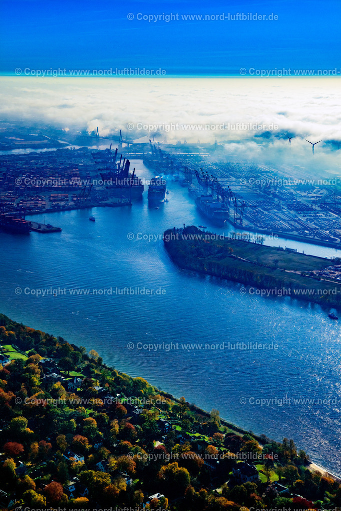 Hamburg_Waltershof_Burchardkai_ELS_4380241024 | HAMBURG 24.10.2024 Uferbereiche am Flußverlauf der Elbe am Hafenbereich in Hamburg, Deutschland. // Bank areas along the river Elbe at the port area in Hamburg, Germany. Foto: Martin Elsen